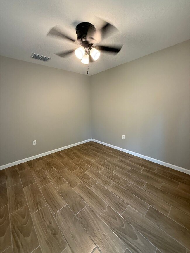 Building Photo - 277 Oak Ln Cir