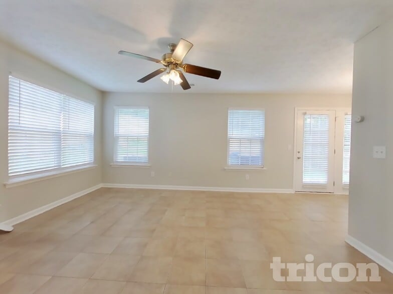 Building Photo - 261 Silver Ridge Dr