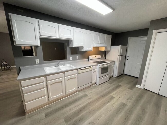 Building Photo - 3702 Daniels Dr