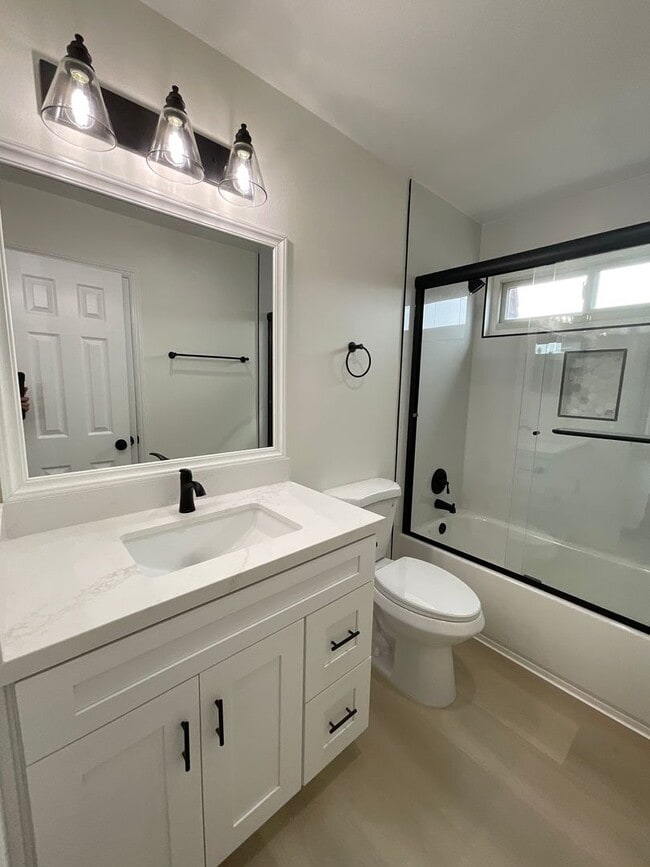 Building Photo - Villa Pacific: Remodeled 2 Bedroom 1.5 Bath Attached Townhouse,