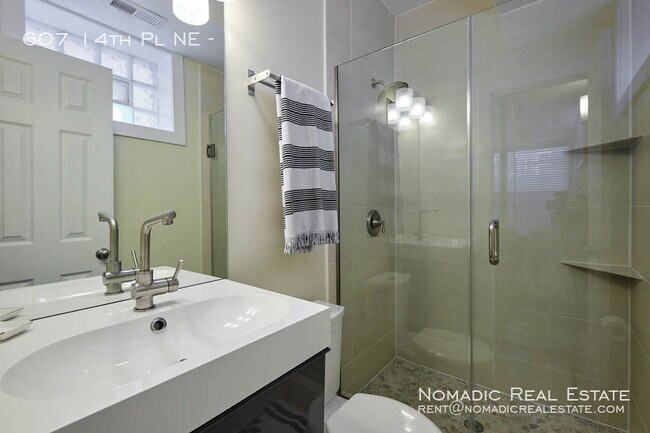 Building Photo - 607 14th Pl NE