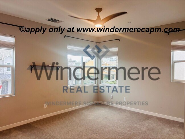 Building Photo - Modern Living in the heart of McKinley Village!