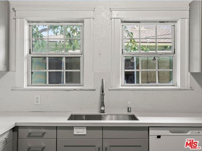 Building Photo - 1220 W 25th St