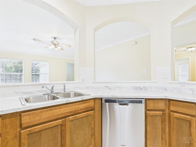 Building Photo - 136 Winter St