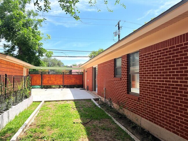 Building Photo - 5014 Evans Ave