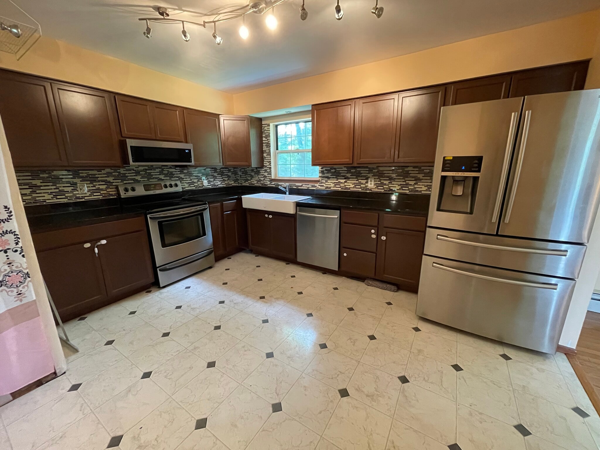 Building Photo - 257 Lake Rd