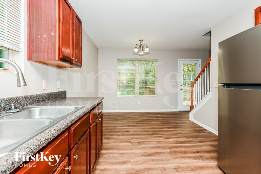 Building Photo - 380 Pine Tree Dr