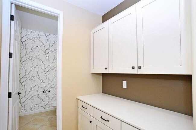 Building Photo - Stunning Executive Home (former model) in ...