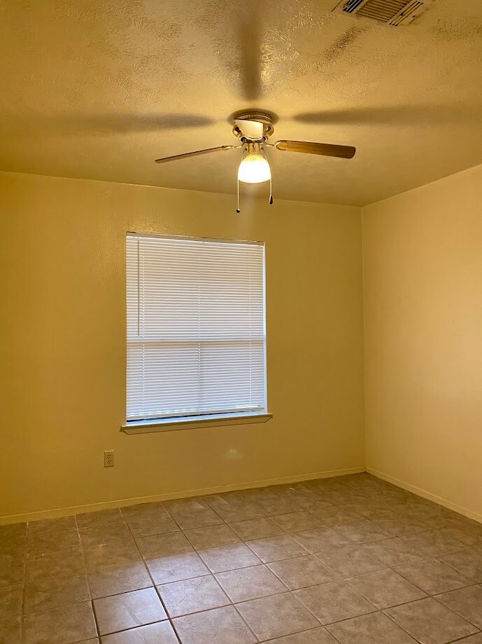 Building Photo - 1512 Pine Ridge Dr