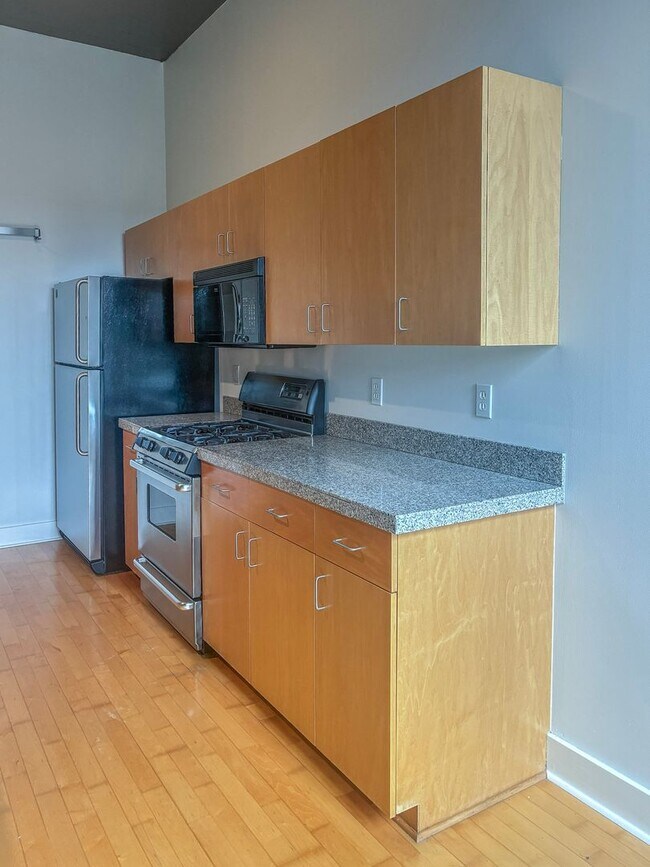 Building Photo - North Block Studio Available Now !!