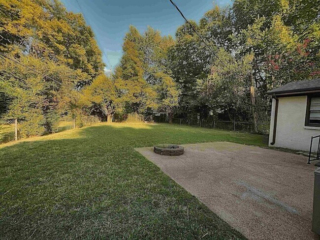 Building Photo - 456 Sharon Dr