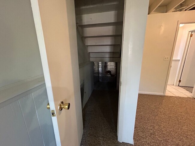 Building Photo - 5 Bed 2 Bath Home with 2 Car Attached Gara...