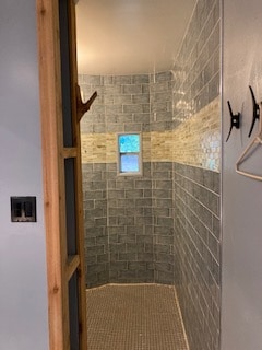 upper level shower - 814 Tullahoma Dr