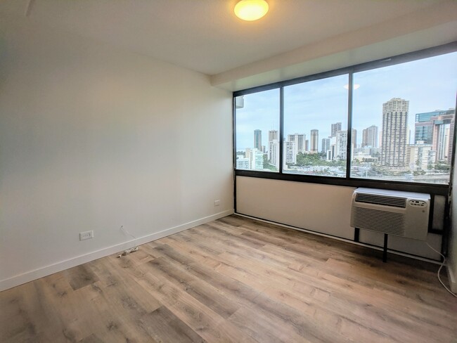 Building Photo - Partly Furnished 2 Bedroom 2 Bath with 1 P...