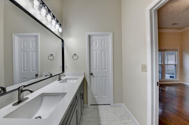 Building Photo - 200 Pine Bridge Trail