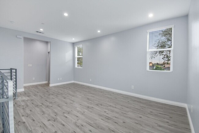 Building Photo - 513 S Oak St