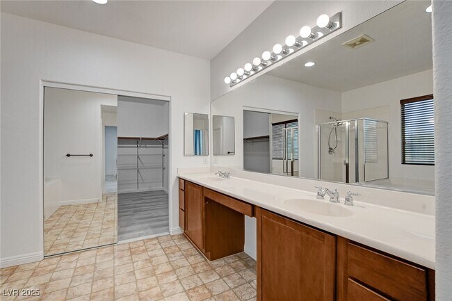 Building Photo - 8125 Chestnut Hollow Ave