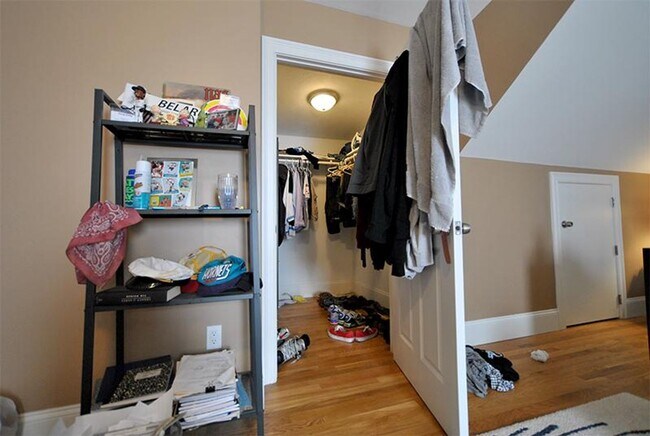Building Photo - CENTRAL AIR ~ NICE 5 BED/2 BATH ON THE ALLSTON/BRIGHTON LINE FOR 9/1