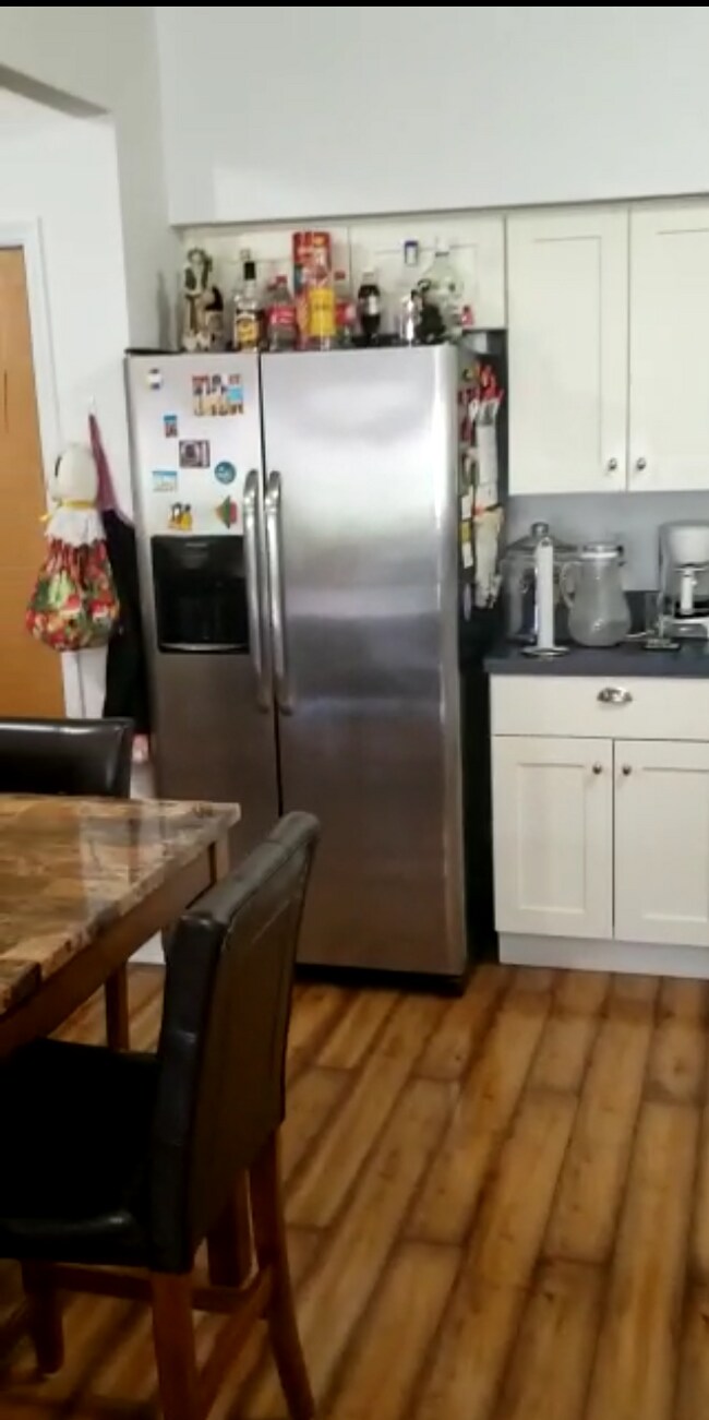 Building Photo - 158 Ferry St