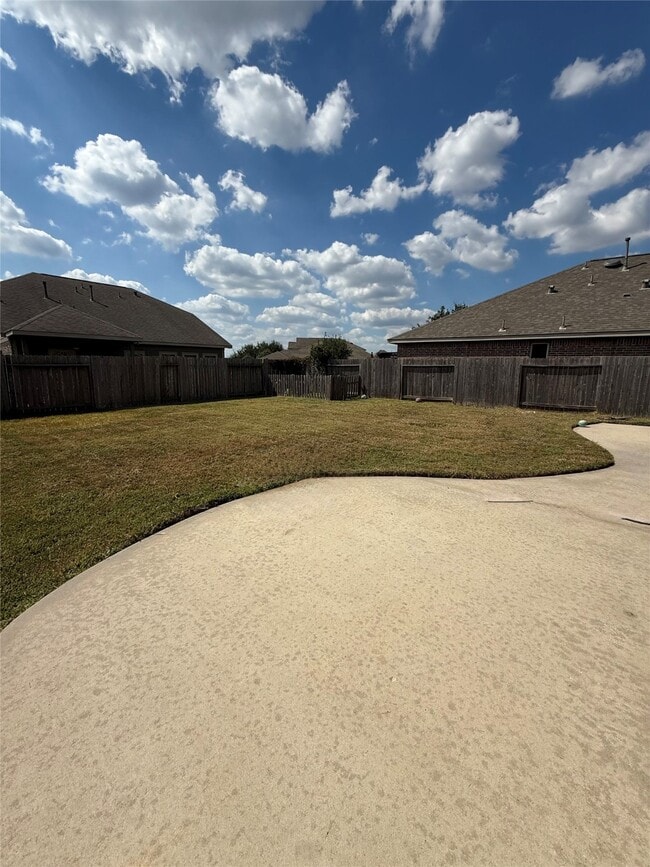 Building Photo - 667 Oak Cir Dr E