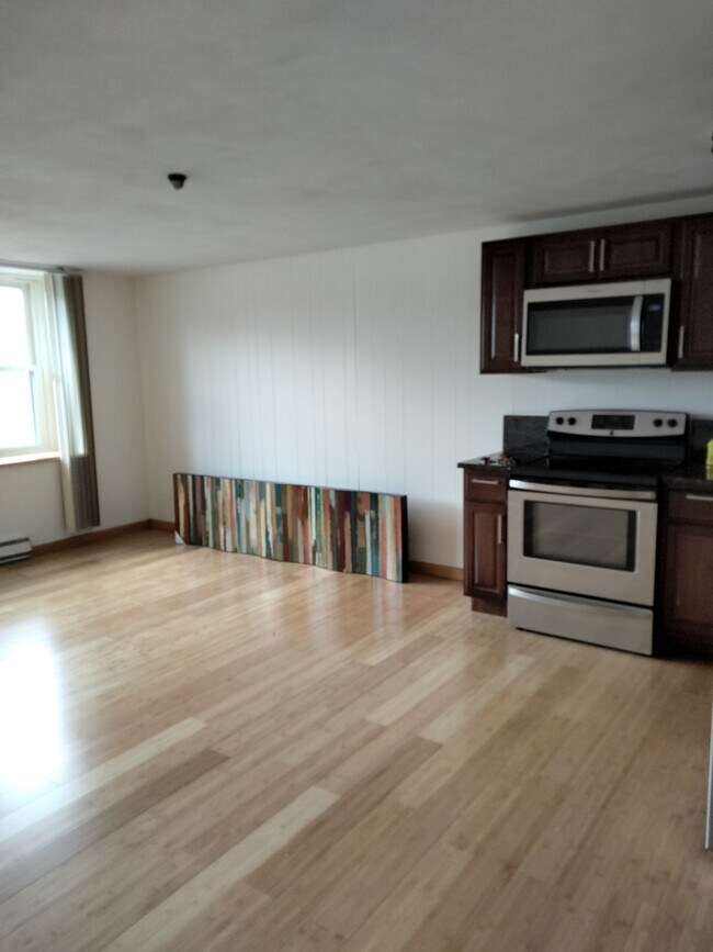 Building Photo - 340 Main St