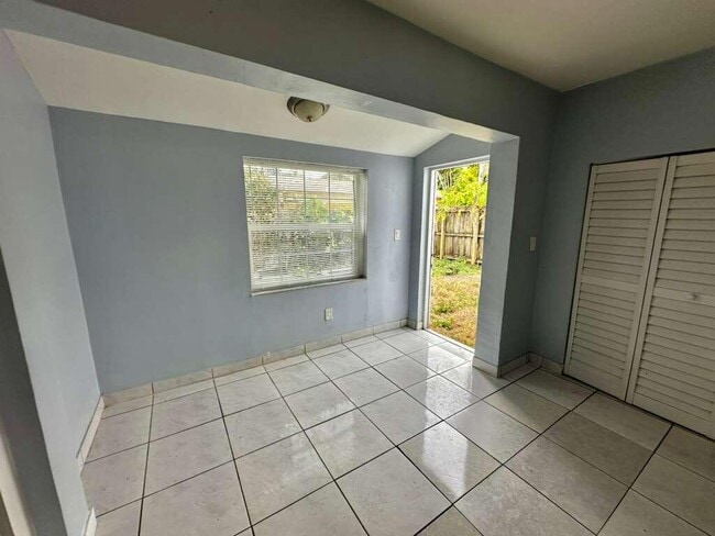 Building Photo - 23 SE 12th St