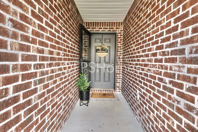 Building Photo - 4/2 in Redstone Subdivision!! AVAILABLE 10...