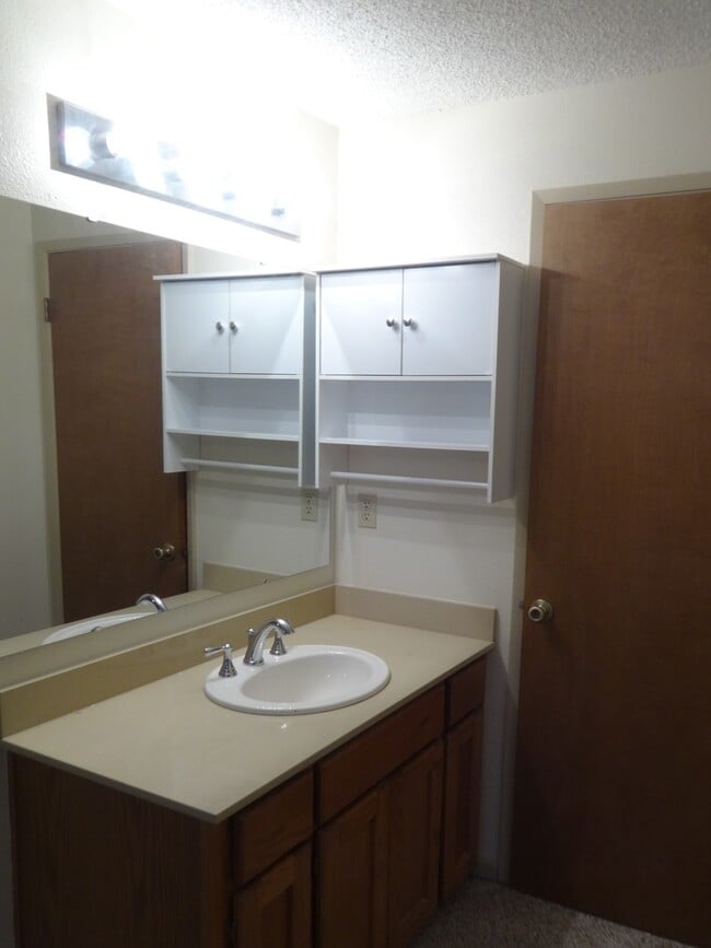 Building Photo - Convenient Gig Harbor Living, 2 Bedrooms, ...