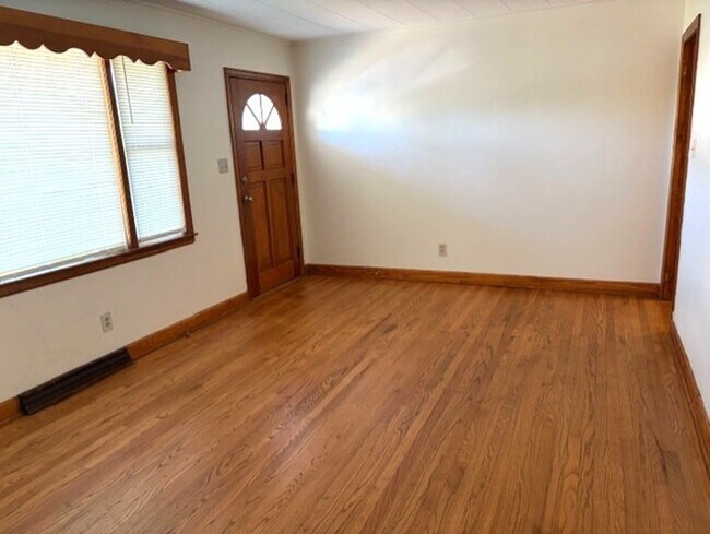 Building Photo - 929 E Haggard Ave