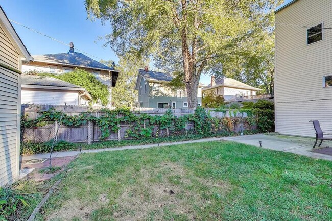 Building Photo - 1506 W Thome Ave