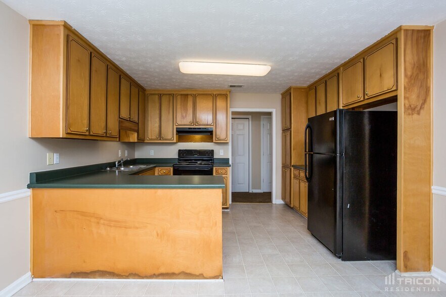 Building Photo - 100 5 Oaks Dr