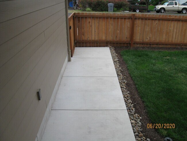 Building Photo - Must See 3 Bedroom with Fenced Yard!