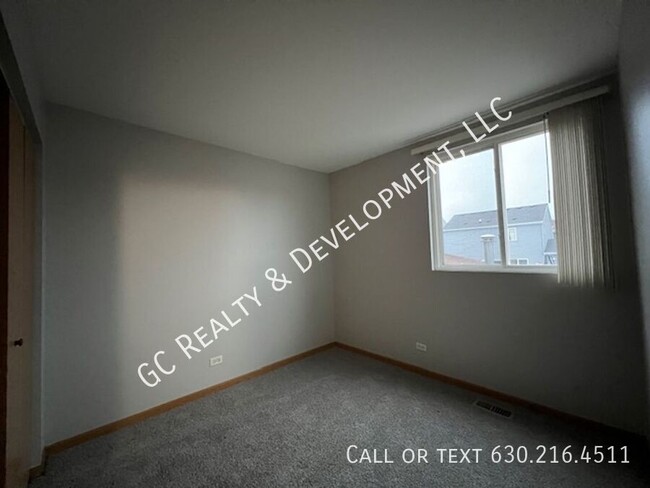 Building Photo - *** 3 BDRM - 1.5 BTH / NEW CARPET / FRESH ...