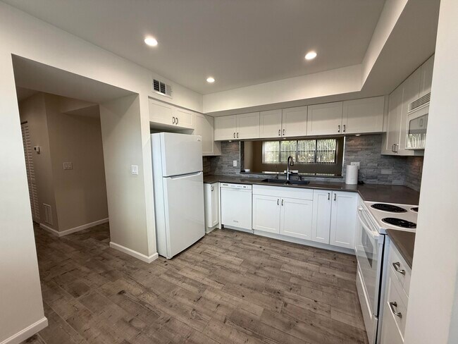 Building Photo - 6670 Villa Sonrisa Dr