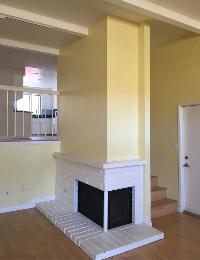 Building Photo - 4044 La Jolla Village Dr