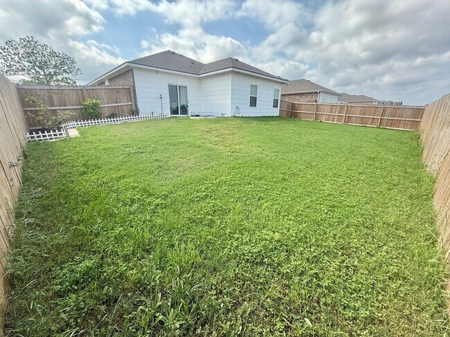 Building Photo - 989 Martin St