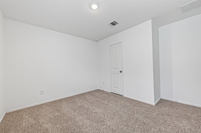 Building Photo - 3030 Lake Crest Dr