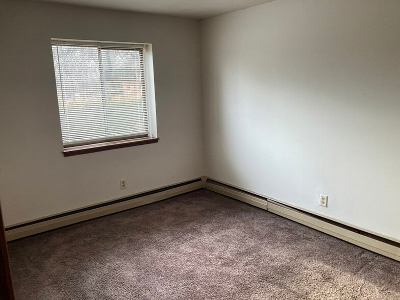 Building Photo - 10628 W Bobolink Ave