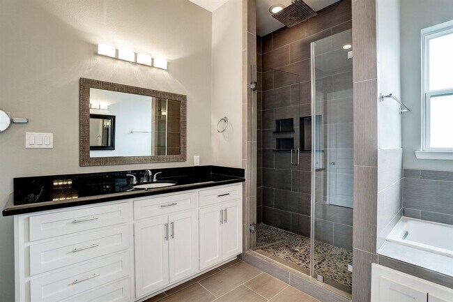 Building Photo - 2613 Waugh Dr