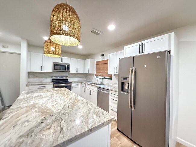 Building Photo - IMG Golf Course 2/2 Condo at Valencia Gard...