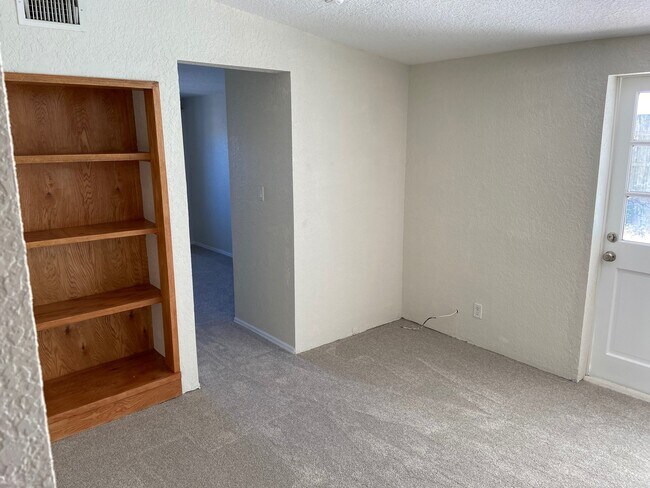 Building Photo - 603 Oakwood Ave