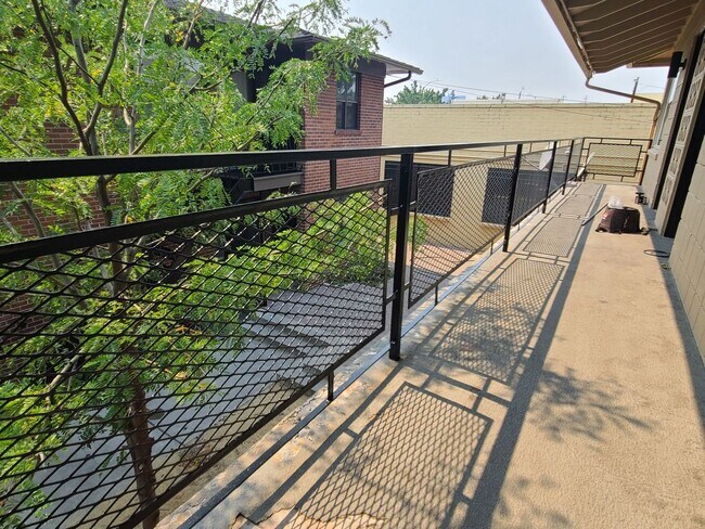 Building Photo - Remodeled 2 bedroom near Midtown