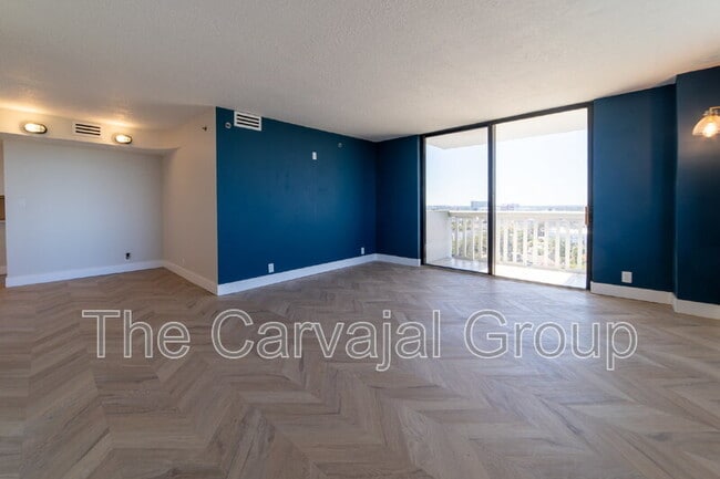 Building Photo - 400 E Colonial Dr