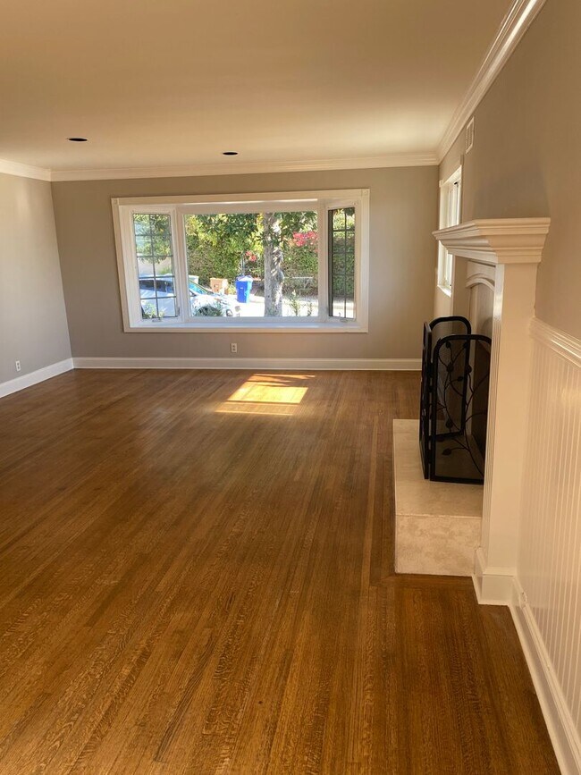 Building Photo - Beautiful Home in the Ventura Foothills