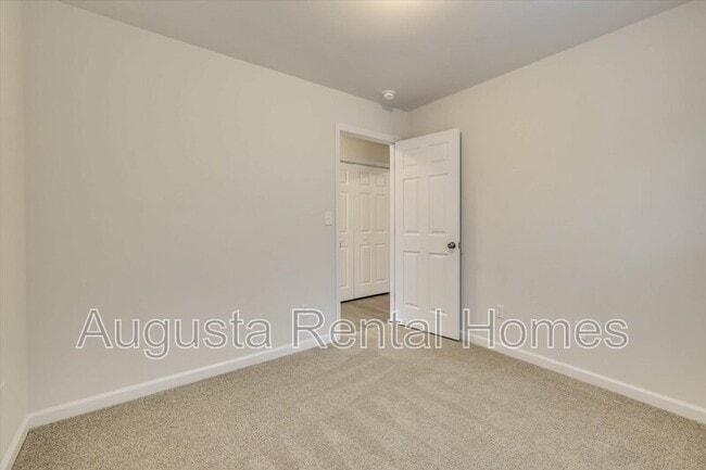 Building Photo - 2824 Cranbrook Dr