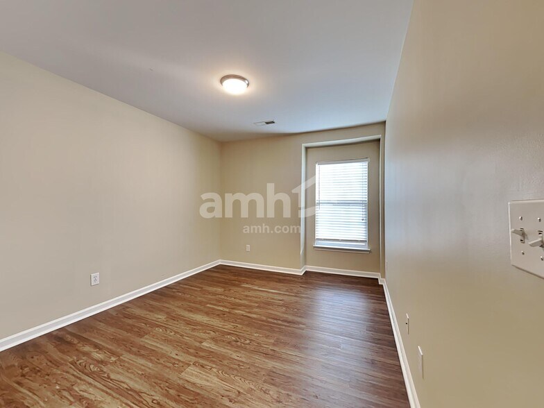 Building Photo - 8811 Shadowglen Dr