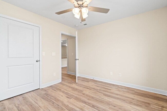 Building Photo - 2 Bedroom Apartment For Rent in Guthrie KY!