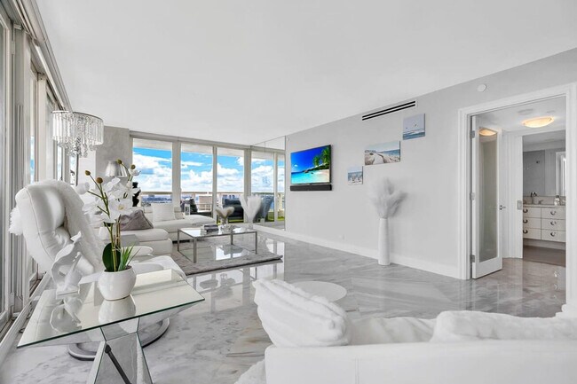 Building Photo - 1717 N Bayshore Dr