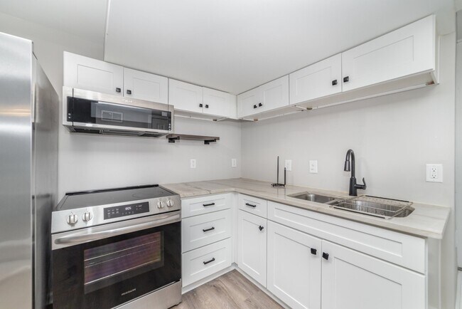 Building Photo - 6037 Ingleside Dr