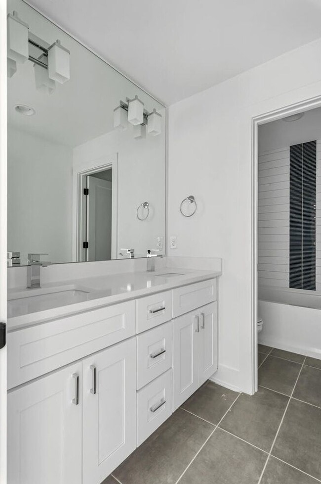 Building Photo - Stunning 4 Bedroom Home w/ Rooftop Deck Close to Downtown Nashville